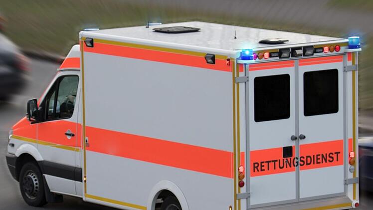 Bei einem Unfall im Landkreis Bayreuth wurde ein 88-jähriger Fußgänger von einem Auto erfasst. Er kam mit schweren Verletzungen ins Krankenhaus. Symbolfoto: simkoe/Adobe Stock