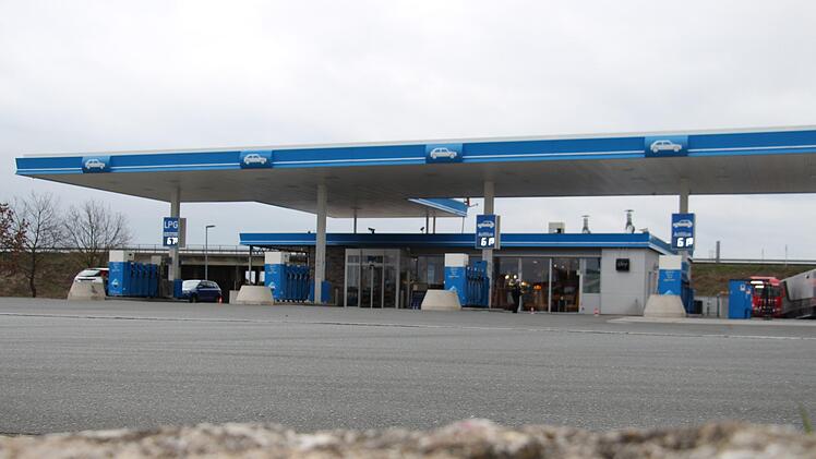 Ausgangsbeschränkung wegen des Coronavirus:  Es ist kein Vergleich zu anderen Tagen, was am Samstag an der Autobahntankstelle in Gremsdorf los ist - nämlich sehr wenig. Foto: Christian Bauriedel