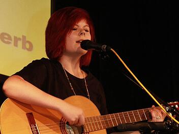 Marlene Festag konnte die 500 Euro als Siegerin des Nachwuchs-Talent-Wettbewerbs 2013 mit nach Hause nehmen. Sie will das Geld in eine neue Gitarre investieren. Fotos: Sonja Adam