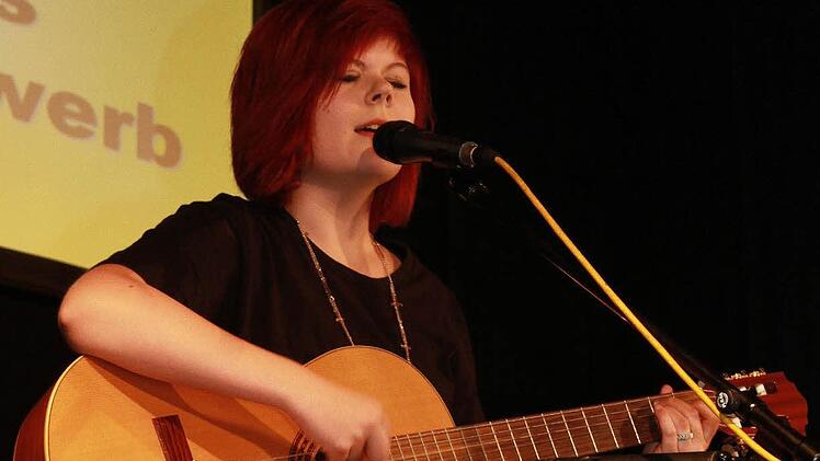 Marlene Festag konnte die 500 Euro als Siegerin des Nachwuchs-Talent-Wettbewerbs 2013 mit nach Hause nehmen. Sie will das Geld in eine neue Gitarre investieren. Fotos: Sonja Adam