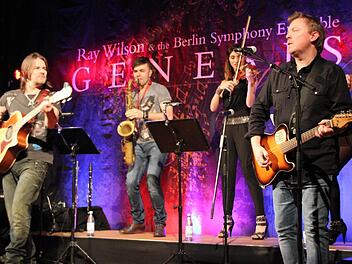 Ray Wilson (links) und Bruder Steve (rechts) ließen sich von jungen polnischen Musikern begleiten.Fotos: Ralf Kestel