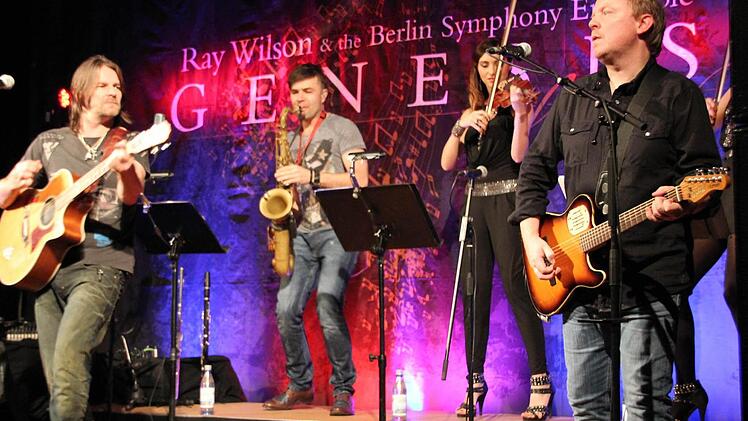 Ray Wilson (links) und Bruder Steve (rechts) ließen sich von jungen polnischen Musikern begleiten.Fotos: Ralf Kestel