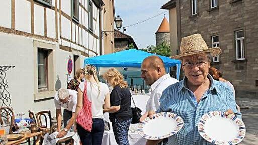 Dietmar Wohlfromm verkauft Trödelware.