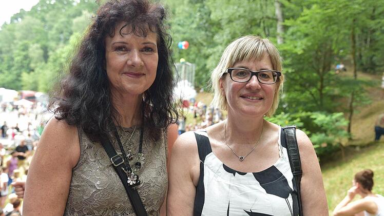 Sie lieben ihr Neustadter Kinderfest: Ilona Hofmann und Petra KrugFoto: Gabi Arnold