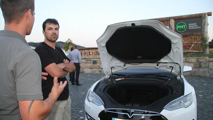 Dem Tesla von Mario Münch unter die Haube geschaut: Statt eines Motors ist dort nichts.