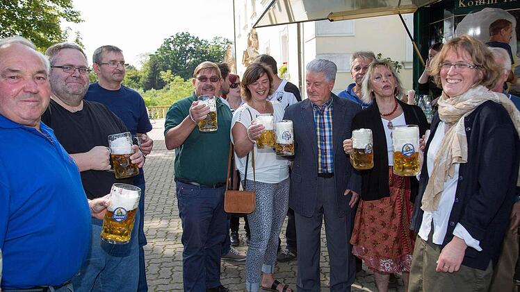 Ein Prosit auf die Schneyer Kirchweih. Foto: Klaus Gagel