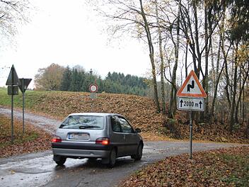 Burgkunstadt stellt sich quer: Am Mittwochabend verweigerte der Stadtrat seine Zustimmung, dass der Investor städtische Feld- und Waldwege als Zuwegung für den Transport der Bauteile zum geplanten Windpark Hain-Ost nutzen darf. Ungesichert ist auch die Zufahrt für die Baustellenfahrzeuge, die eventuell den Feldweg am Ortsrand von Wildenberg (Bild) benutzen könnten.  Foto: Friedwald Schedel