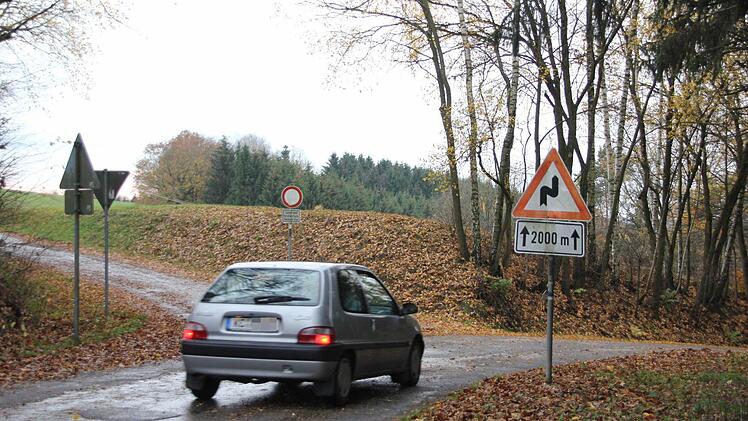 Burgkunstadt stellt sich quer: Am Mittwochabend verweigerte der Stadtrat seine Zustimmung, dass der Investor städtische Feld- und Waldwege als Zuwegung für den Transport der Bauteile zum geplanten Windpark Hain-Ost nutzen darf. Ungesichert ist auch die Zufahrt für die Baustellenfahrzeuge, die eventuell den Feldweg am Ortsrand von Wildenberg (Bild) benutzen könnten.  Foto: Friedwald Schedel