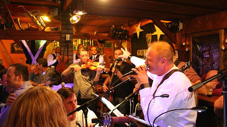Markus Neugebauer wird begleitet von der Folk-Gruppe "Paddys last Order" aus Herzogenaurach.