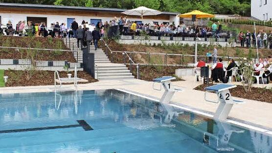 Das Schwimmerbecken mit Blick auf das Nutzgeb&auml;ude. Fotos: Evi Seeger