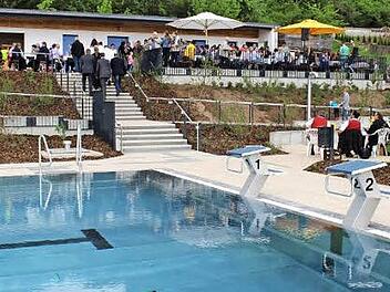 Das Schwimmerbecken mit Blick auf das Nutzgebäude. Fotos: Evi Seeger