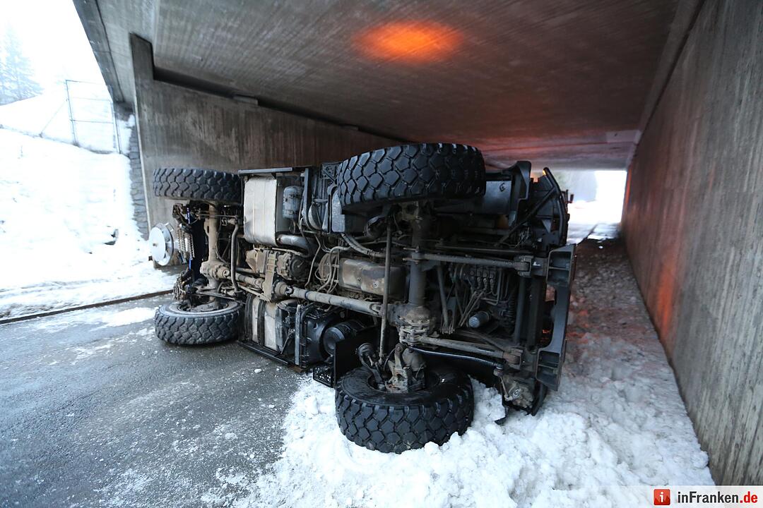 Eis im Kreis Hof: Zwei Streufahrzeuge haben Unfall