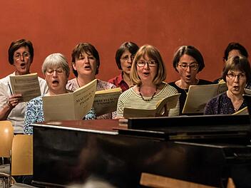 Unter der Leitung von Peter Stenglein bereitet sich der Coburger Bachchor auf die Aufführung von Telemanns Matthäuas-Passion von 1746 vor.Foto: Jochen Berger