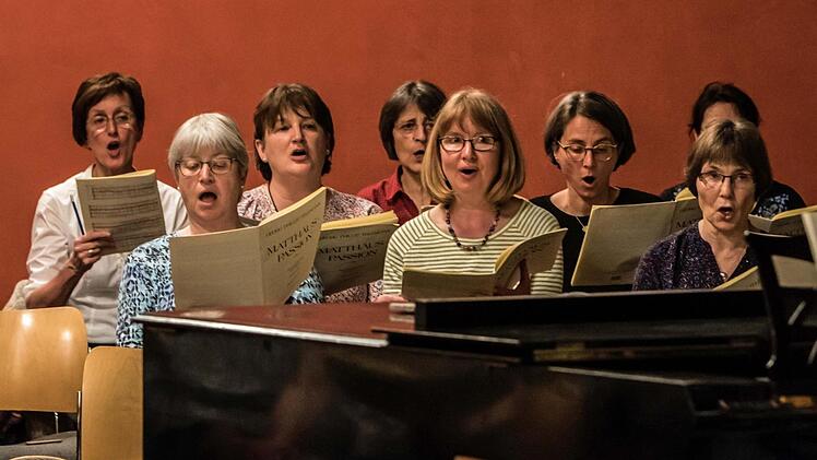 Unter der Leitung von Peter Stenglein bereitet sich der Coburger Bachchor auf die Aufführung von Telemanns Matthäuas-Passion von 1746 vor.Foto: Jochen Berger