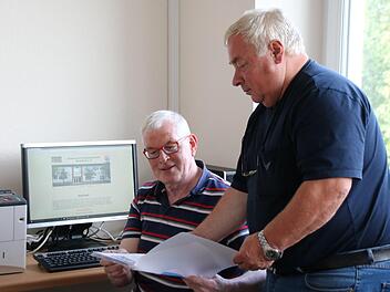 Gerhard Kauf hat eine 50 Seiten umfassende Homepage für den Förderverein erstellt. Berthold Kröckel (rechts) gibt ihm noch ein paar Termine, die veröffentlicht werden sollen.  Fotos: Kathrin Kupka-Hahn