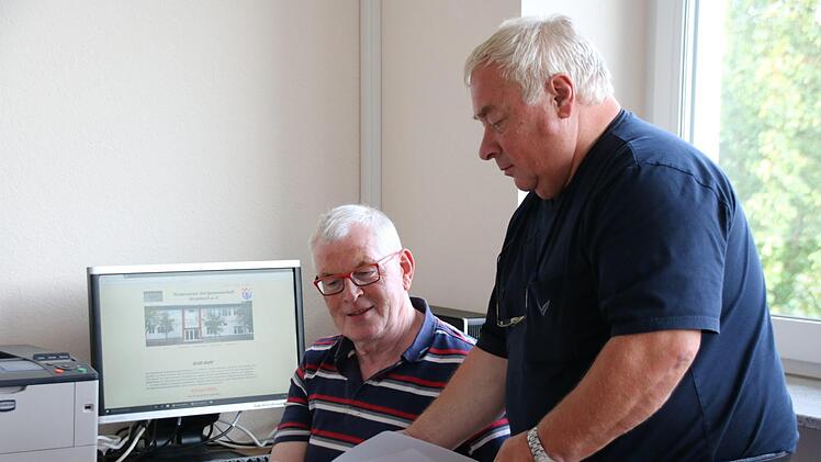 Gerhard Kauf hat eine 50 Seiten umfassende Homepage für den Förderverein erstellt. Berthold Kröckel (rechts) gibt ihm noch ein paar Termine, die veröffentlicht werden sollen.  Fotos: Kathrin Kupka-Hahn