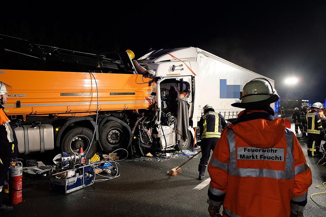 Schwerer Lkw-Unfall auf der A9 bei Nürnberg-Feucht: Fahrer eingeklemmt und lebensgefährlich verletzt