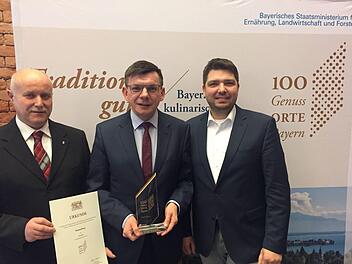 B&uuml;rgermeister Armin Warmuth nahm mit Walter Emmert von der gleichnamigen B&auml;ckerei sowie Marc Scheller von der B&auml;ckerei Schwab in  M&uuml;nchendie Auszeichnung f&uuml;r Hammelburg entgegen. Baumgart/StMELF