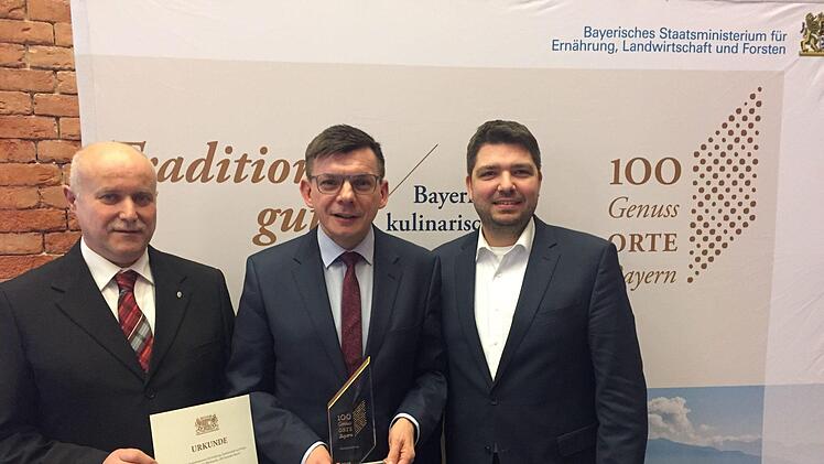 Bürgermeister Armin Warmuth nahm mit Walter Emmert von der gleichnamigen Bäckerei sowie Marc Scheller von der Bäckerei Schwab in  Münchendie Auszeichnung für Hammelburg entgegen. Baumgart/StMELF