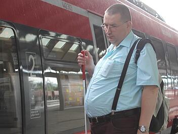 Seit Jahren dient der Langstock Rainer Hader zur Orientierung.  Foto: Sarah Stieranka