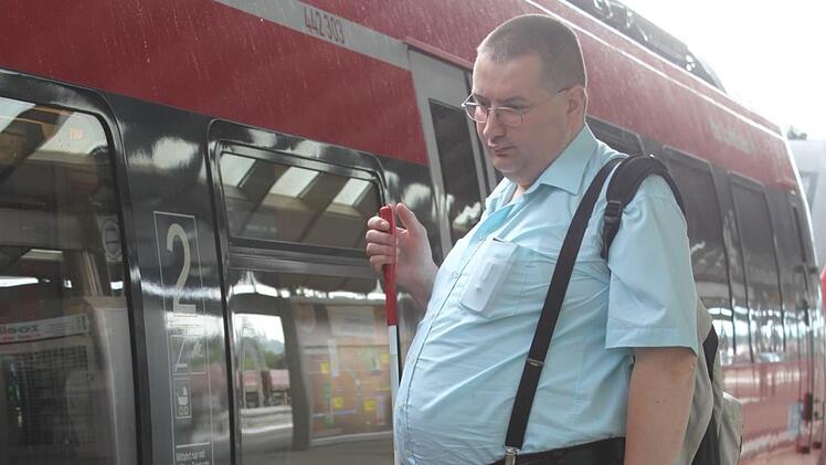 Seit Jahren dient der Langstock Rainer Hader zur Orientierung.  Foto: Sarah Stieranka