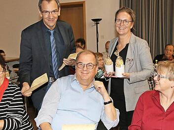 Mit einem Präsent und einer Dankesurkunde überraschten Dritter Bürgermeister Thomas Nowak und Antje Hennig vom Büro Senioren & Ehrenamt die Ehrengäste des Ehrenamtstages.  Foto: Desombre