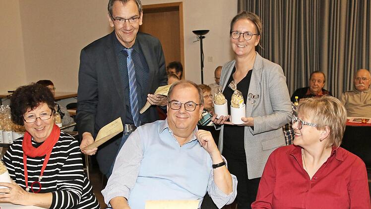 Mit einem Präsent und einer Dankesurkunde überraschten Dritter Bürgermeister Thomas Nowak und Antje Hennig vom Büro Senioren & Ehrenamt die Ehrengäste des Ehrenamtstages.  Foto: Desombre