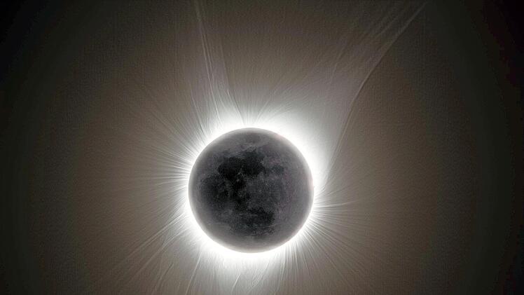 Die totale Sonnenfinsternis hielt der Franke  im HDR-Modus aus elf Einzelbildern fest, bearbeitet  mit dem so genannten Larson-Sekanina-Filter und diversen Algorithmen.