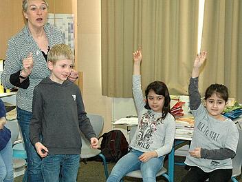 Gefühle kann man auch ohne Sprache ausdrücken. Was wird hier wohl pantomimisch dargestellt? Die anderen Kinder durften bei der Nachbesprechung des Theaterstückes raten. Foto: Edwin Meißinger