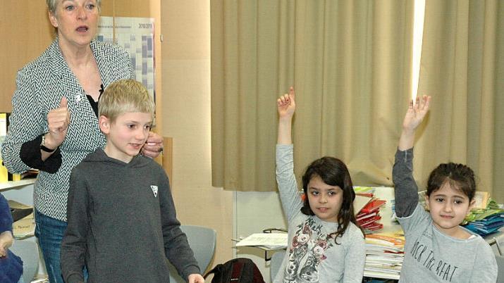 Gefühle kann man auch ohne Sprache ausdrücken. Was wird hier wohl pantomimisch dargestellt? Die anderen Kinder durften bei der Nachbesprechung des Theaterstückes raten. Foto: Edwin Meißinger