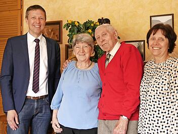 Bürgermeister Marco Steiner staunte nicht schlecht, was für ein munteres und vitales Jubelpaar Christa und Gerhard Vogt sind, und das nach 60 Jahren Ehe. Tochter Heike wohnt gleich um die Ecke und schaut häufig bei den Eltern vorbei, was den Eltern gut tut.  Foto: Manja von Nida