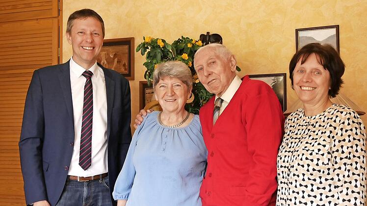 Bürgermeister Marco Steiner staunte nicht schlecht, was für ein munteres und vitales Jubelpaar Christa und Gerhard Vogt sind, und das nach 60 Jahren Ehe. Tochter Heike wohnt gleich um die Ecke und schaut häufig bei den Eltern vorbei, was den Eltern gut tut.  Foto: Manja von Nida