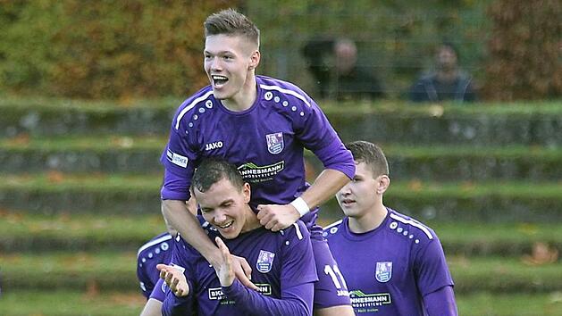 Obenauf war der FC Eintracht Bamberg zuletzt im Derby gegen die DJK Don Bosco Bamberg: Gabriel Jessen (vorn) erzielte den 1:0-Siegtreffer und l&auml;sst sich von Vorbereiter Tobias Linz feiern. sportpress