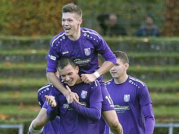 Obenauf war der FC Eintracht Bamberg zuletzt im Derby gegen die DJK Don Bosco Bamberg: Gabriel Jessen (vorn) erzielte den 1:0-Siegtreffer und l&auml;sst sich von Vorbereiter Tobias Linz feiern. sportpress