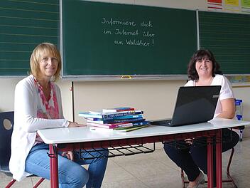 Sabine Storch-Leibold (links), Rektorin der Mottener Grundschule, kann bald analoges und digitales Lernen vernetzen. Bürgermeistern Katja Habersack unterstützt die Digitalisierung der Grundschule gerne.  Foto: Stefanie Elm