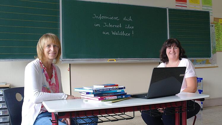 Sabine Storch-Leibold (links), Rektorin der Mottener Grundschule, kann bald analoges und digitales Lernen vernetzen. Bürgermeistern Katja Habersack unterstützt die Digitalisierung der Grundschule gerne.  Foto: Stefanie Elm
