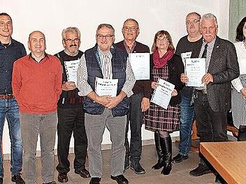 Bis zu 50 Jahre halten sie der CSU die Treue (von links): CSU-Vorsitzender Harald Kaiser, Martin Wasser, Ewald Kleinhenz, Karl Tully, Ambros Brech, Susanne Langer, Helmut Sch&ouml;pplein, Heinrich Albert und MdB Dorothee B&auml;r.