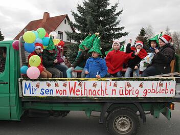Diese Kinder hatten ganz einfach mal ihre Nikolausmützen rausgeholt und aufgesetzt. Eine lustige Aufschrift dazu - und schon war das Ganze faschingstauglich.  Fotos: Michael Stelzner
