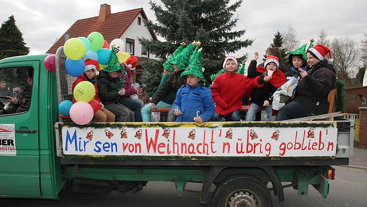 Diese Kinder hatten ganz einfach mal ihre Nikolausmützen rausgeholt und aufgesetzt. Eine lustige Aufschrift dazu - und schon war das Ganze faschingstauglich.  Fotos: Michael Stelzner