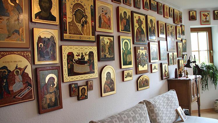 Weil sie nicht alle behalten kann, verkauft sie ihre Ikonen im Internet.