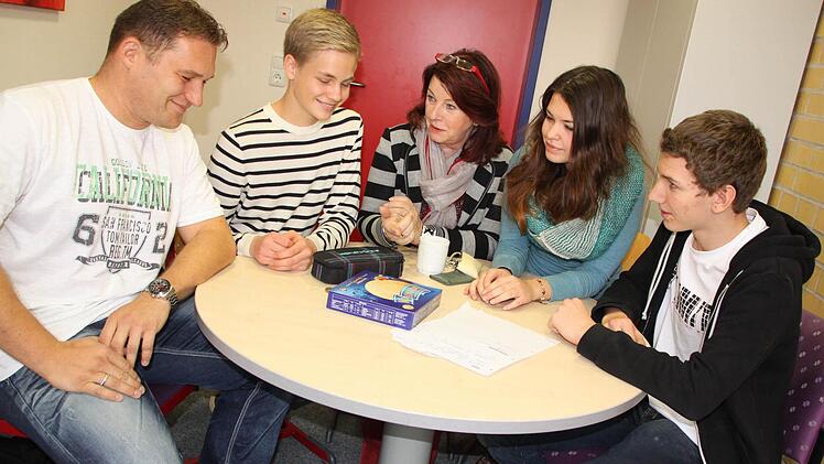 Sie erfüllen die Schulpartnerschaft seitens der Staffelsteiner Realschule mit Leben (von rechts): Johannes Geißendorfer, Katharina Bekke, Griseldis Dürr, Tilo Hollfelder und Patrick Hoppert. Foto: Matthias Einwag