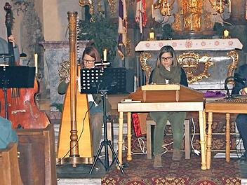 Die "Haßfurter Stubenmusik" bot mit ihren Instrumenten vorweihnachtliche Klänge und Lieder: von links Michael Weisel, Judith Hutzel-Weisel, Ruth Hutzel und Jochen Hutzel (im Bild von links). Foto: Günther Geiling