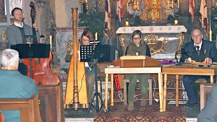 Die "Haßfurter Stubenmusik" bot mit ihren Instrumenten vorweihnachtliche Klänge und Lieder: von links Michael Weisel, Judith Hutzel-Weisel, Ruth Hutzel und Jochen Hutzel (im Bild von links). Foto: Günther Geiling