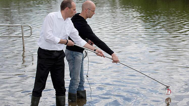 Bei der Wasserprobenentnahme ging Landrat Christian Meißner dem Hygienekontrolleur Heiko Stedler zur Hand.