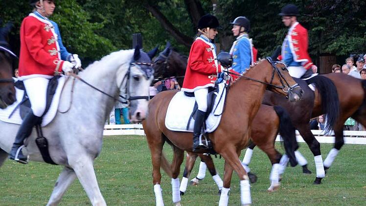 Bei der Quadrille des Reitervereins im Luitpoldpark.  Foto: Peter Rauch