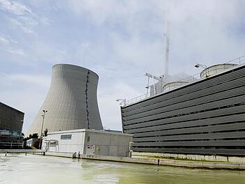 Die Dekontamination von abgeschalteten Kernkraftwerken wie Isar 1 bei Landshut (Bild) gehört zum Geschäft von Areva. Als nächstes ist laut Areva Krümmel (nahe Hamburg) dran, für Grafenrheinfeld (Landkreis Schweinfurt) gab es noch keine Ausschreibung. Foto: Armin Weigel, dpa, Archiv