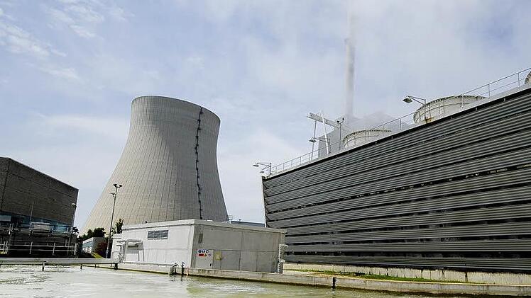 Die Dekontamination von abgeschalteten Kernkraftwerken wie Isar 1 bei Landshut (Bild) gehört zum Geschäft von Areva. Als nächstes ist laut Areva Krümmel (nahe Hamburg) dran, für Grafenrheinfeld (Landkreis Schweinfurt) gab es noch keine Ausschreibung. Foto: Armin Weigel, dpa, Archiv
