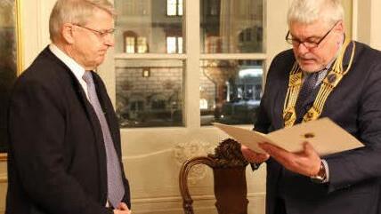 Rolf-Peter Hoenen (links) erhielt am Dienstag die Bürgermedaille der Stadt Coburg aus der Hand von Oberbürgermeister Norbert Tessme (SPD). Foto: Simone Bastian