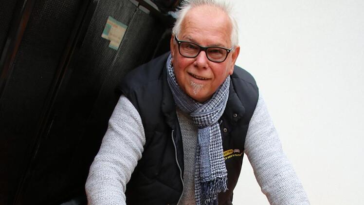 Manfred George mit dem komplett neu aufgebauten Motor seines BMW.Matthias Einwag