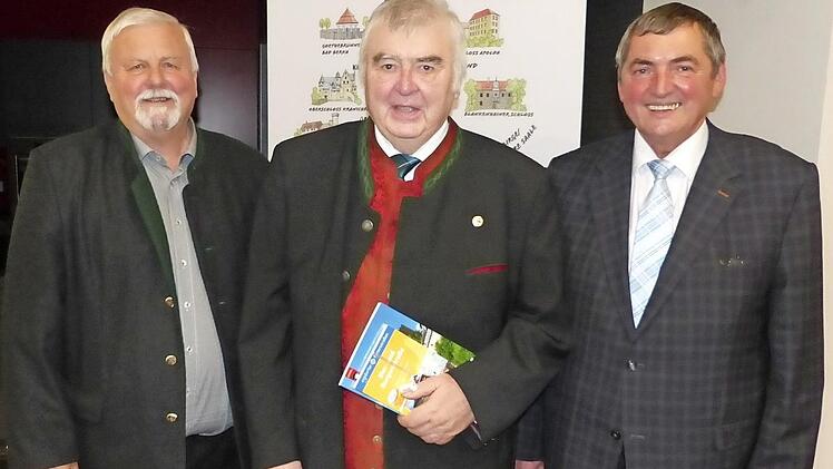 Ein großes Dankeschön für sein jahrzehntelanges, unermüdliches Engagement galt Ehrenvorsitzendem Günter Limmer, der sich aus Altersgründen aus dem Vorstand zurückzog. Unser Bild zeigt (von links) Zweiten Vorsitzenden Gerhard Rögner, Ehrenvorsitzenden Günter Limmer und Vorsitzenden Erhard Hildner. Foto: Klaus-Peter Wulf